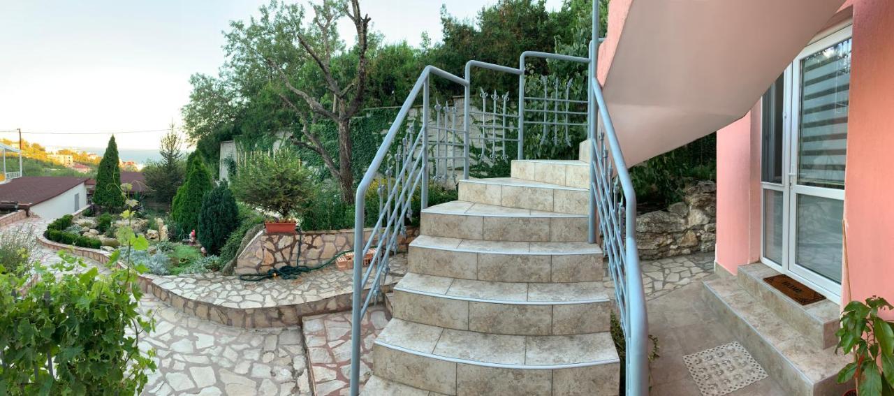 Sunray Guest House, Private Rooms & Apartment With Lovely Sea View Varna Exterior photo