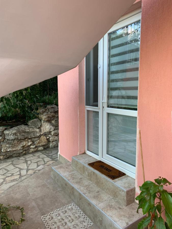 Sunray Guest House, Private Rooms & Apartment With Lovely Sea View Varna Exterior photo
