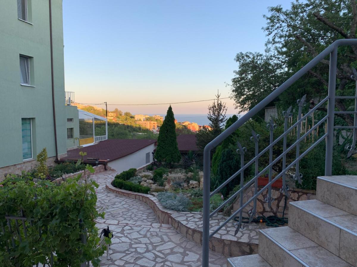 Sunray Guest House, Private Rooms & Apartment With Lovely Sea View Varna Exterior photo