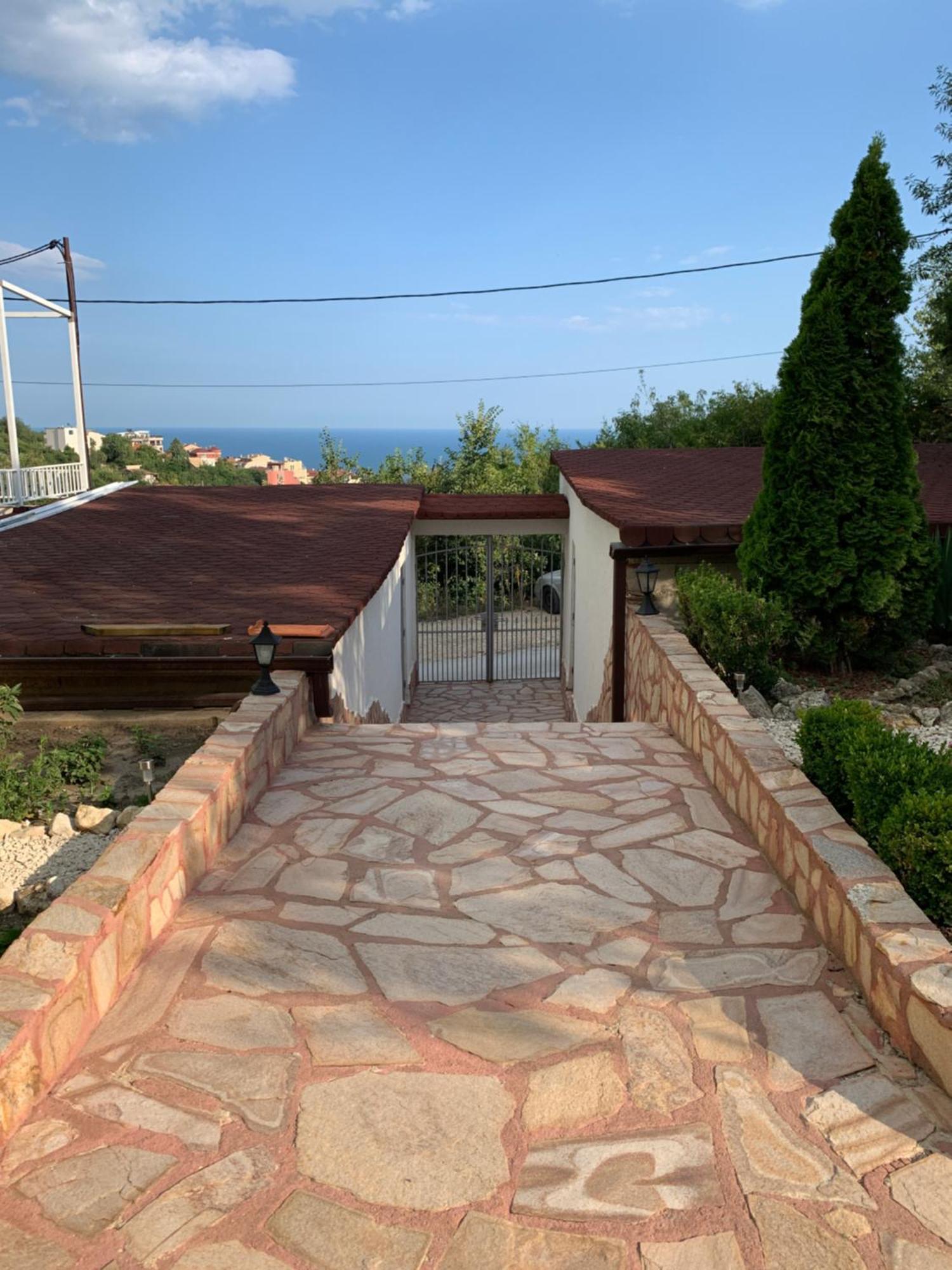 Sunray Guest House, Private Rooms & Apartment With Lovely Sea View Varna Exterior photo