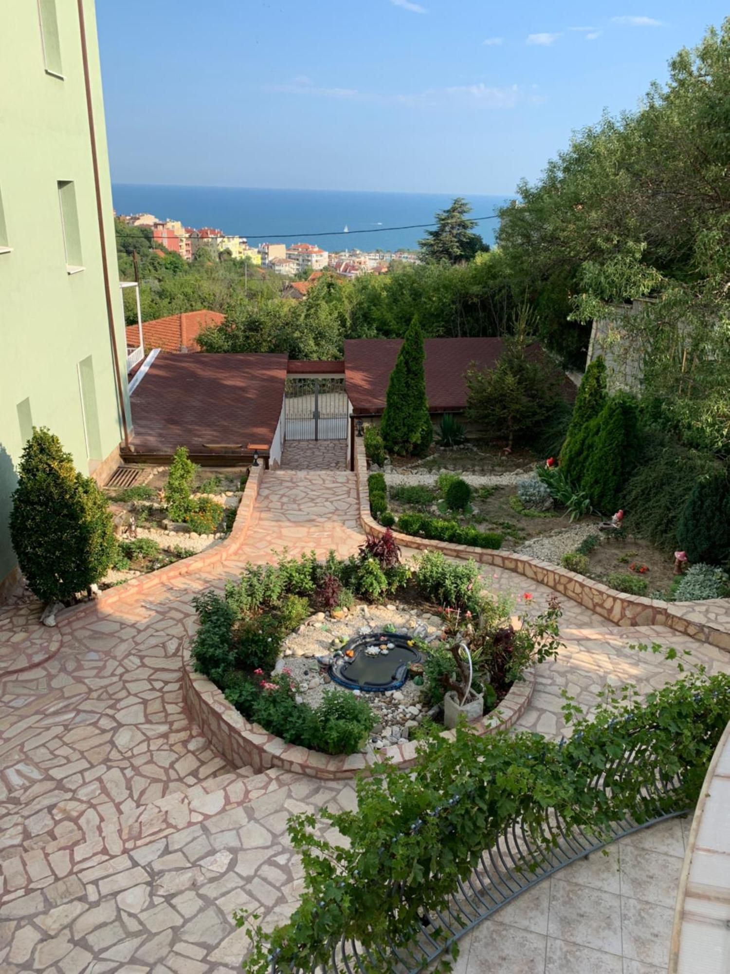 Sunray Guest House, Private Rooms & Apartment With Lovely Sea View Varna Exterior photo