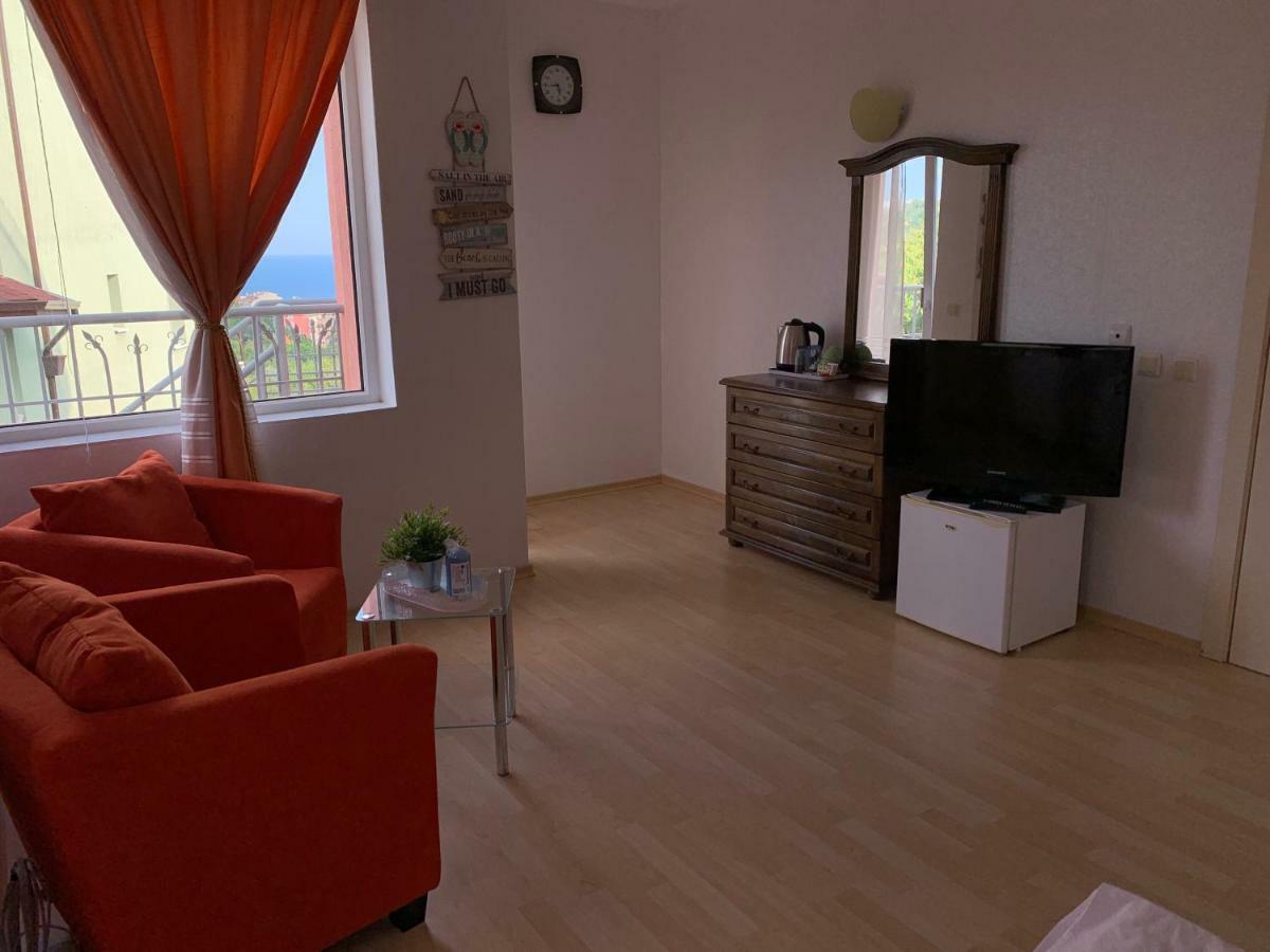 Sunray Guest House, Private Rooms & Apartment With Lovely Sea View Varna Exterior photo